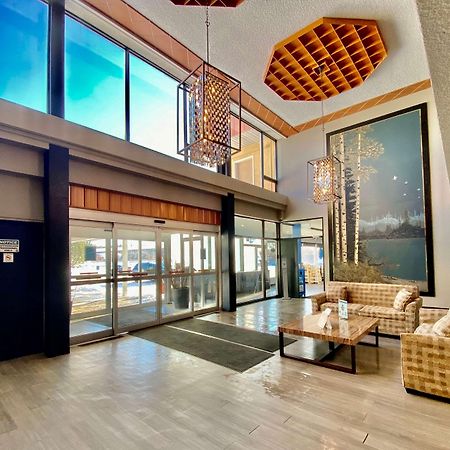 Ramada By Wyndham Whitecourt Hotel Buitenkant foto