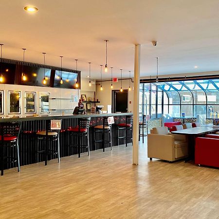 Ramada By Wyndham Whitecourt Hotel Buitenkant foto
