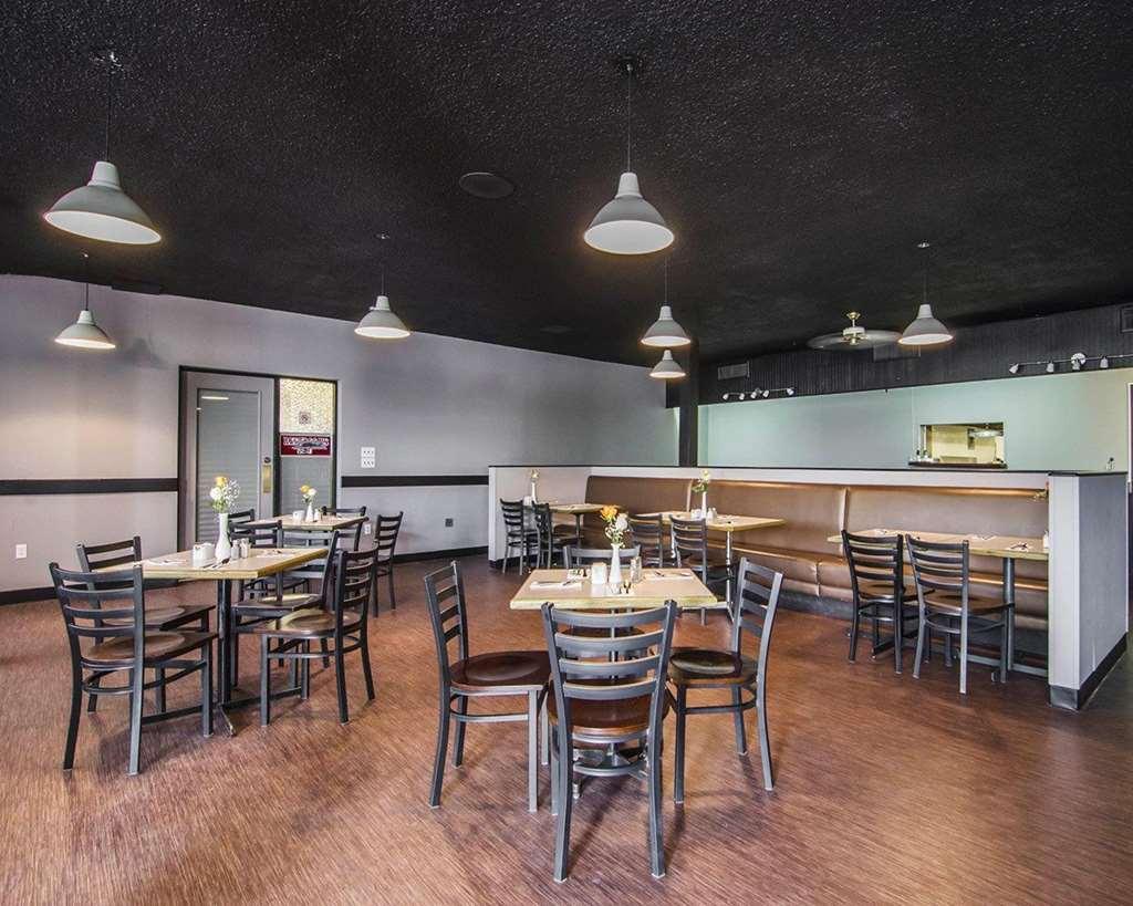 Ramada By Wyndham Whitecourt Hotel Restaurant foto
