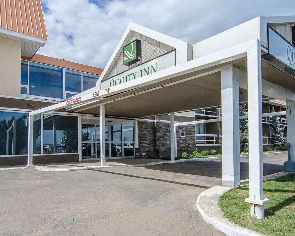 Ramada By Wyndham Whitecourt Hotel Buitenkant foto