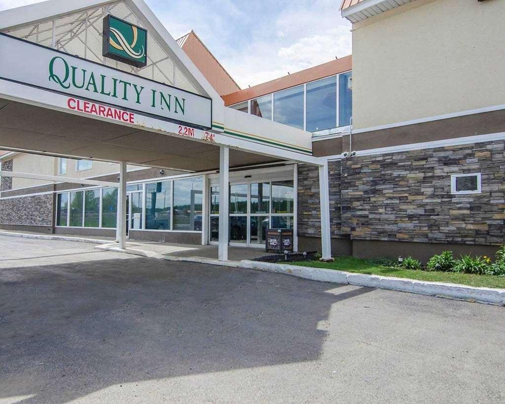Ramada By Wyndham Whitecourt Hotel Buitenkant foto