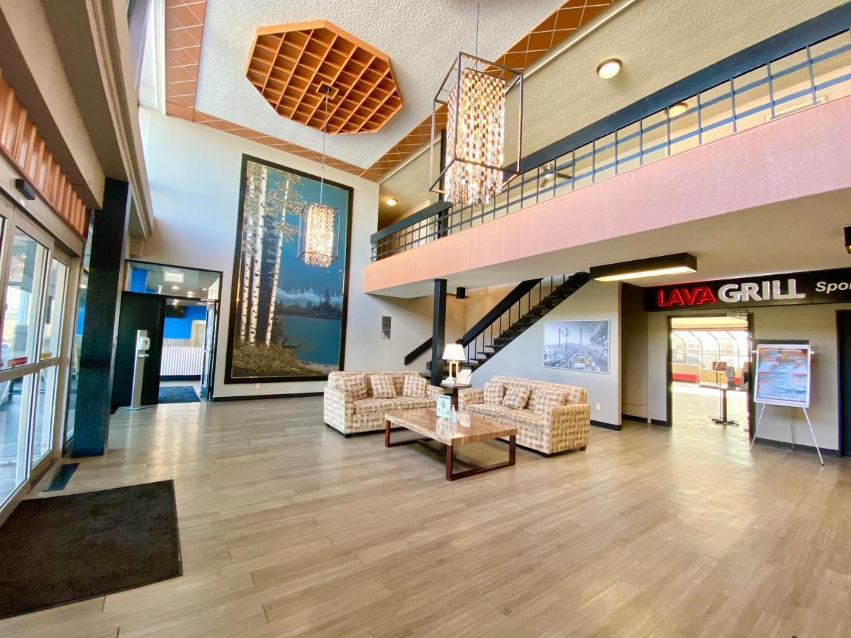 Ramada By Wyndham Whitecourt Hotel Buitenkant foto