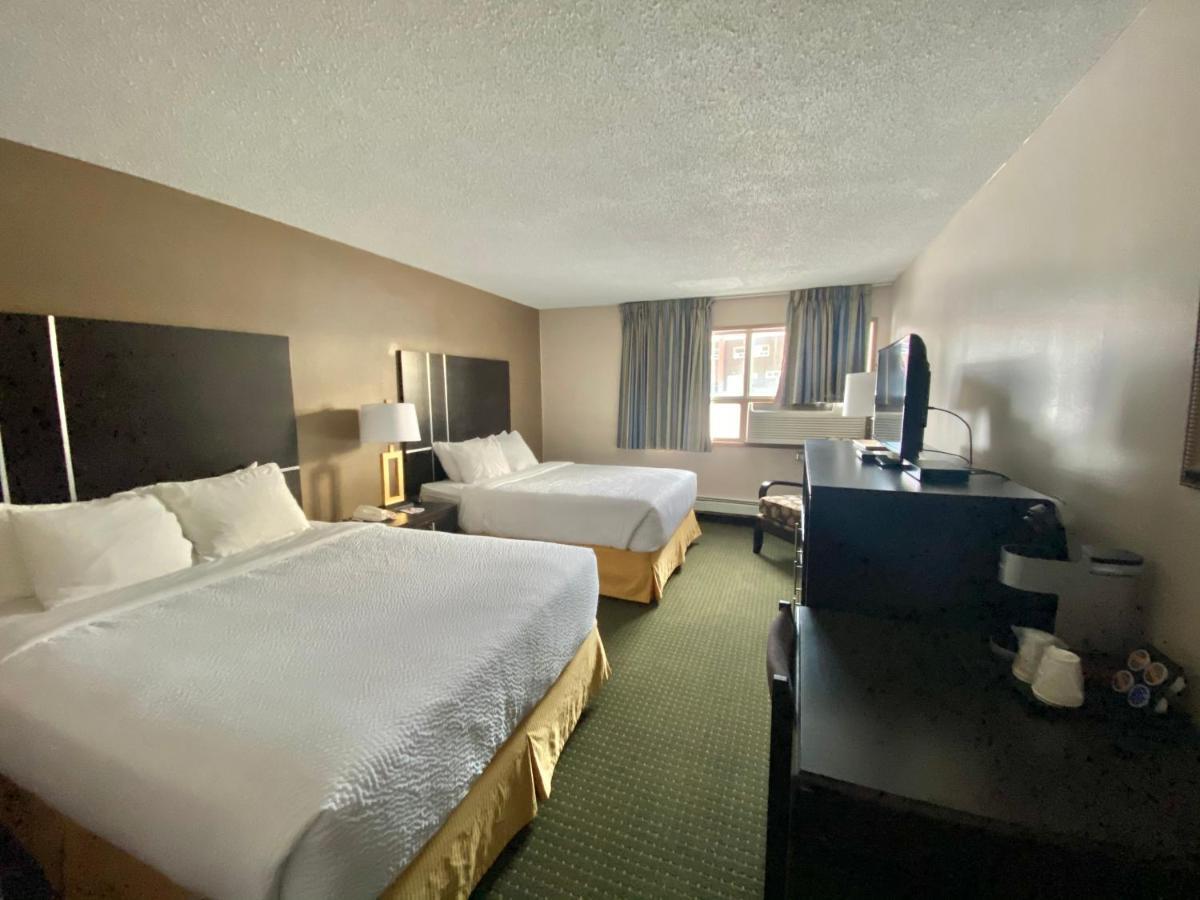 Ramada By Wyndham Whitecourt Hotel Buitenkant foto