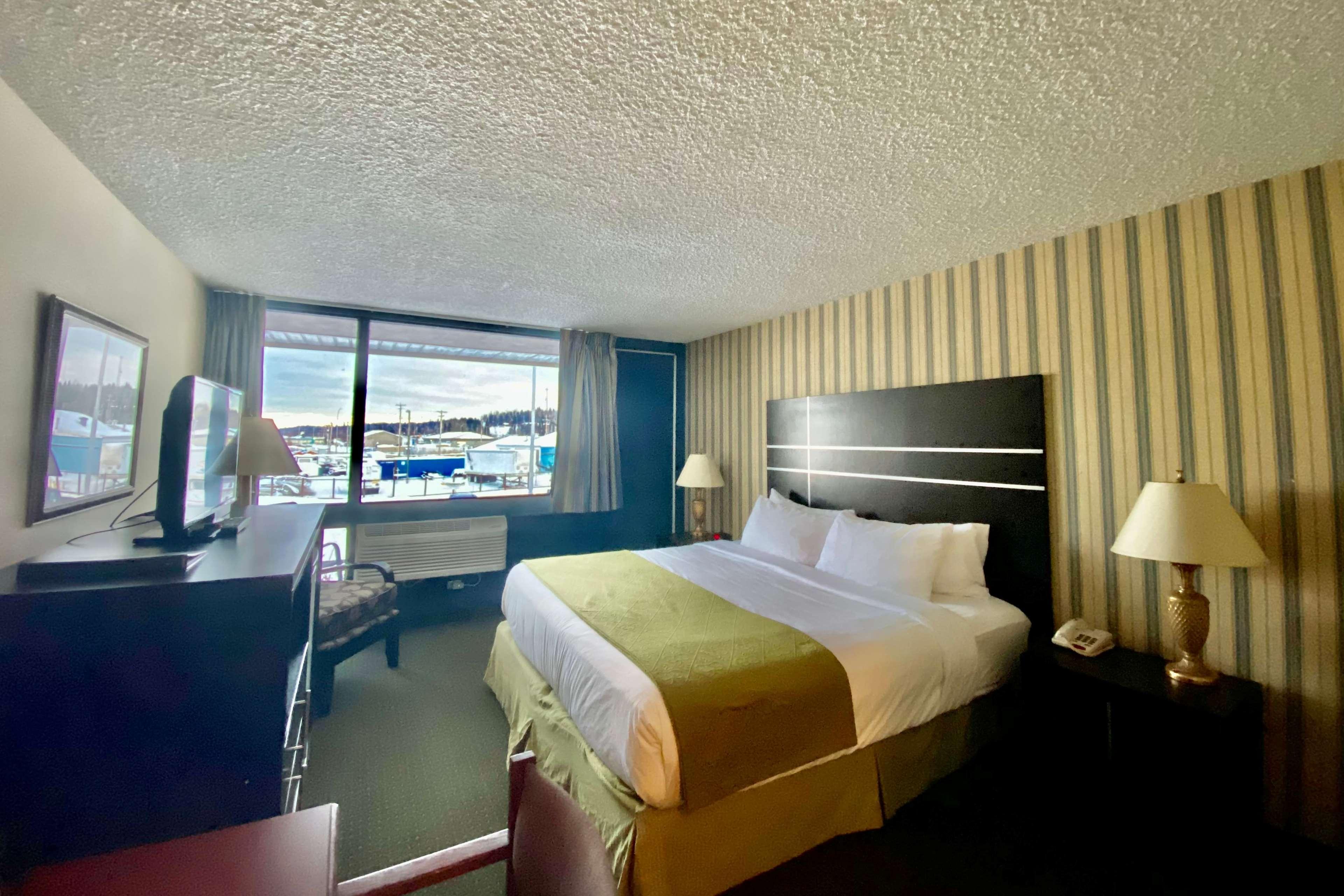 Ramada By Wyndham Whitecourt Hotel Buitenkant foto