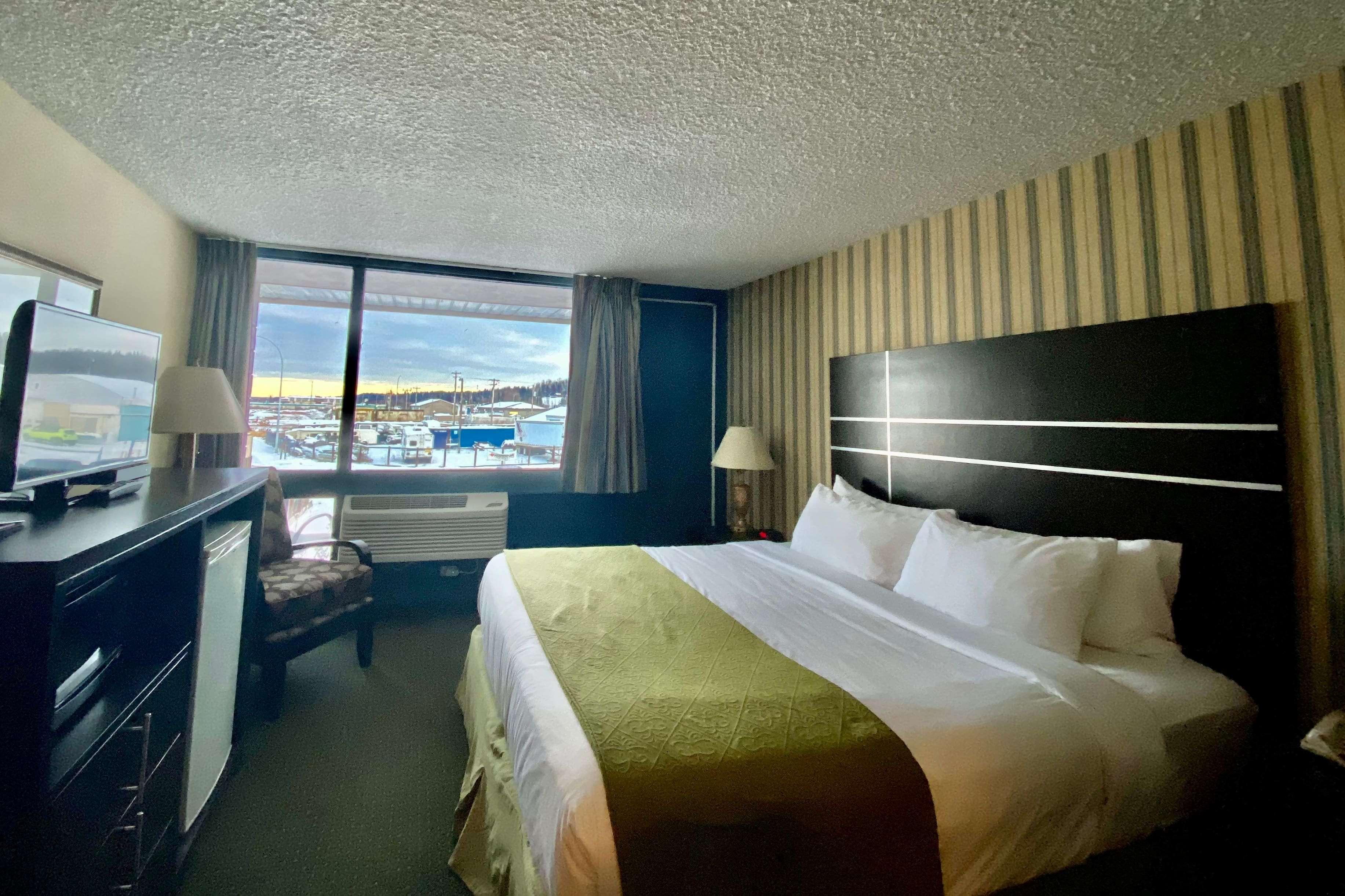 Ramada By Wyndham Whitecourt Hotel Buitenkant foto