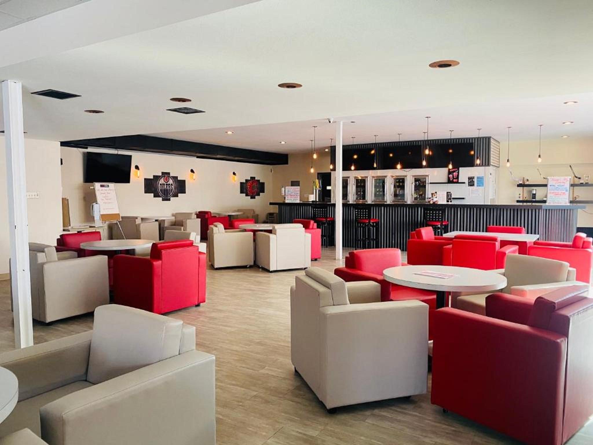 Ramada By Wyndham Whitecourt Hotel Buitenkant foto
