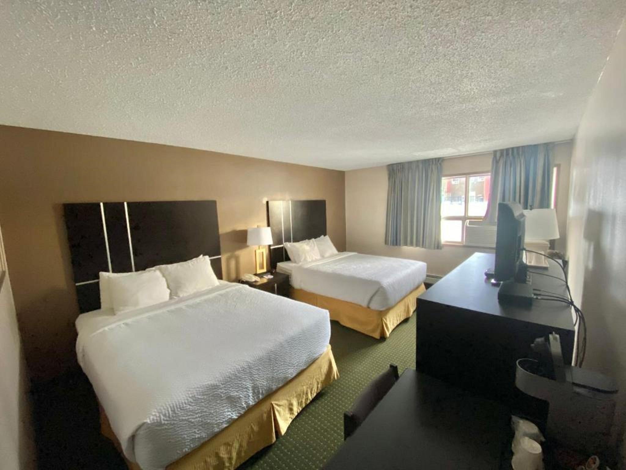 Ramada By Wyndham Whitecourt Hotel Buitenkant foto