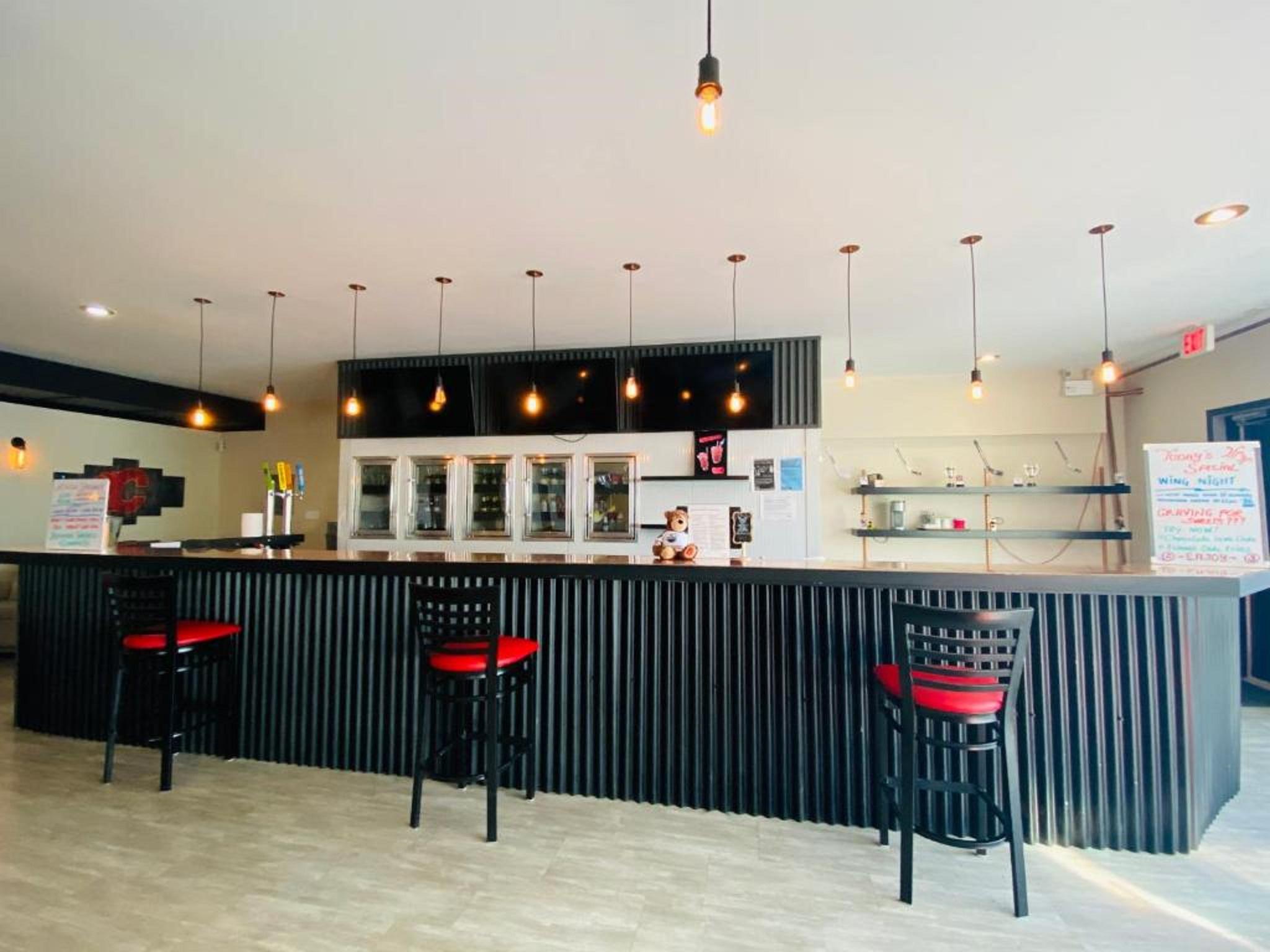 Ramada By Wyndham Whitecourt Hotel Buitenkant foto