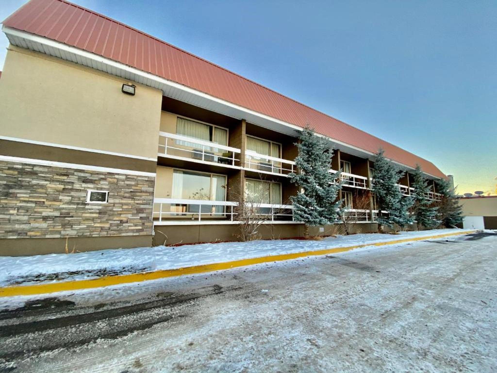 Ramada By Wyndham Whitecourt Hotel Buitenkant foto