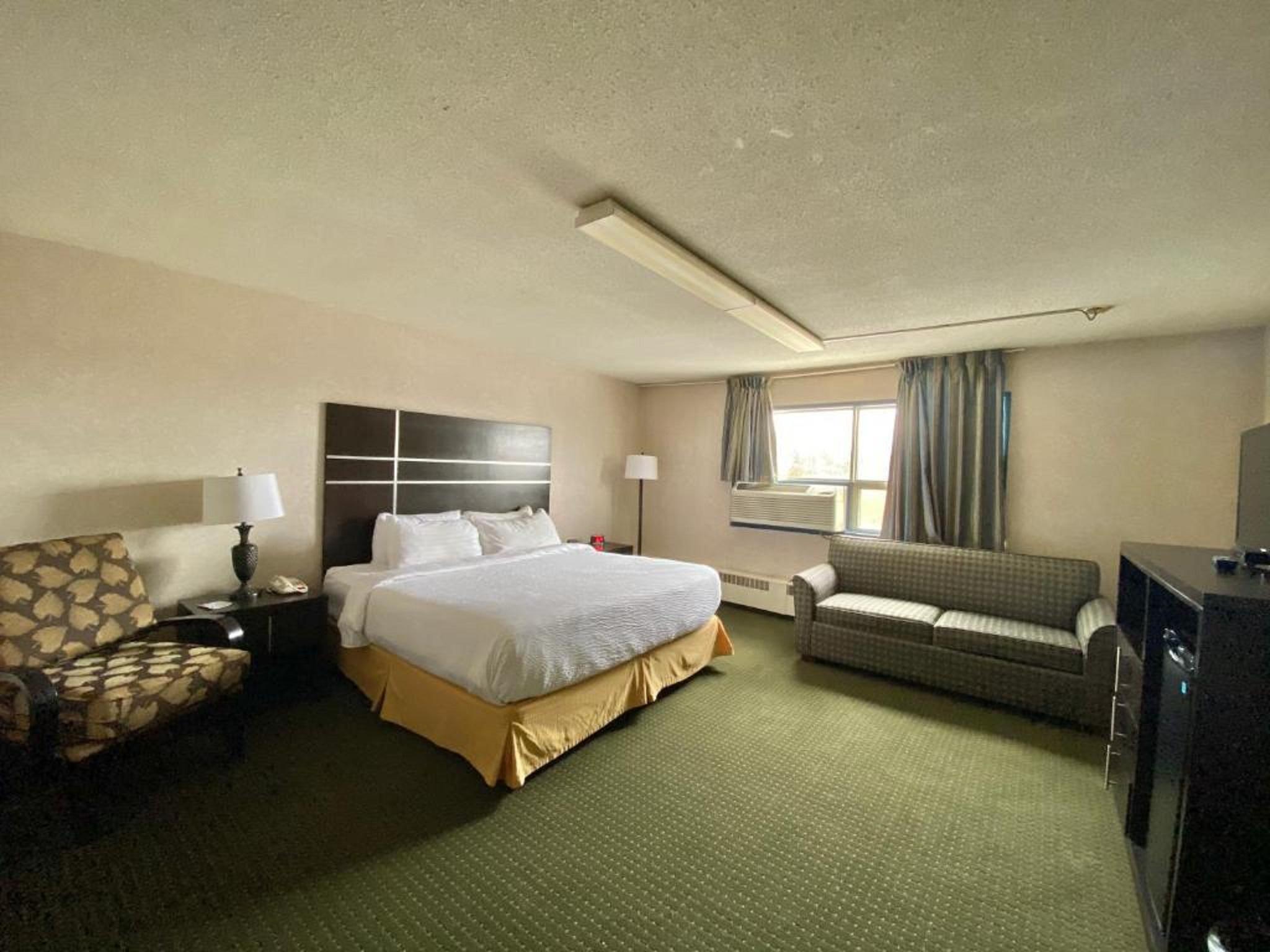 Ramada By Wyndham Whitecourt Hotel Buitenkant foto
