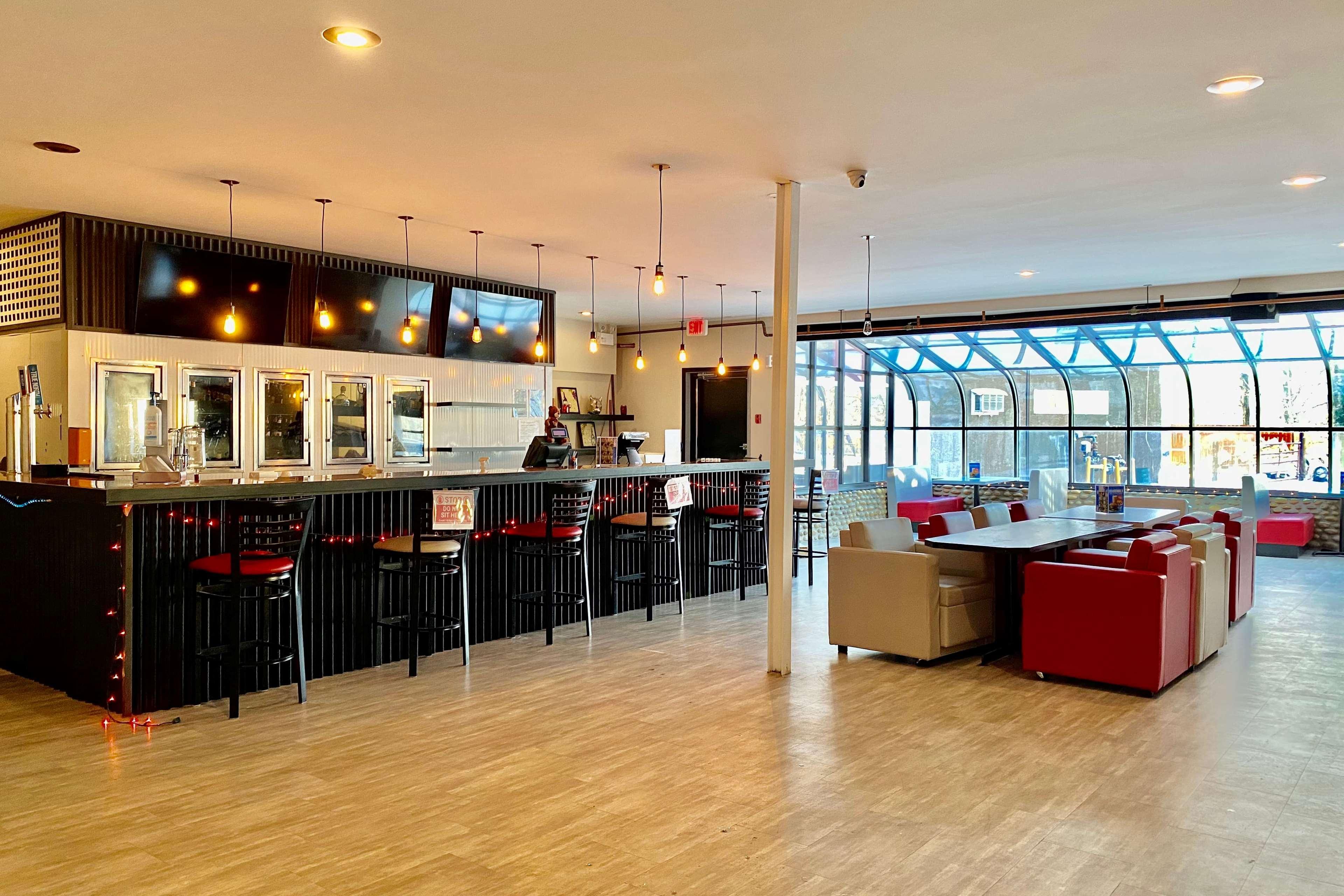 Ramada By Wyndham Whitecourt Hotel Buitenkant foto