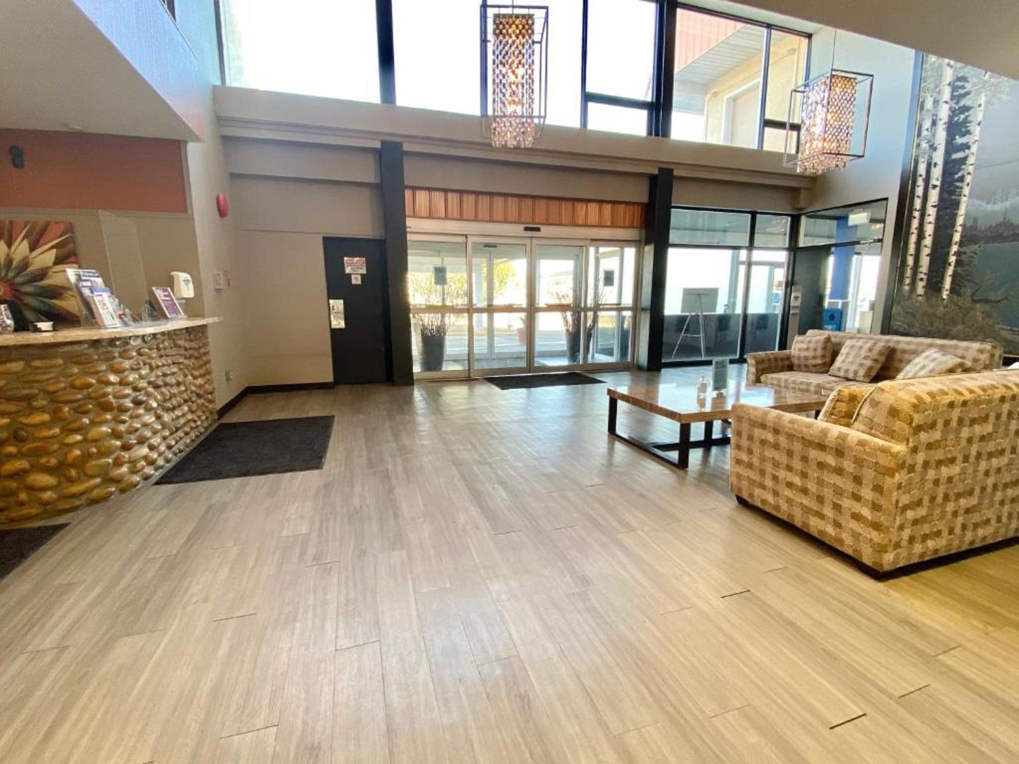 Ramada By Wyndham Whitecourt Hotel Buitenkant foto