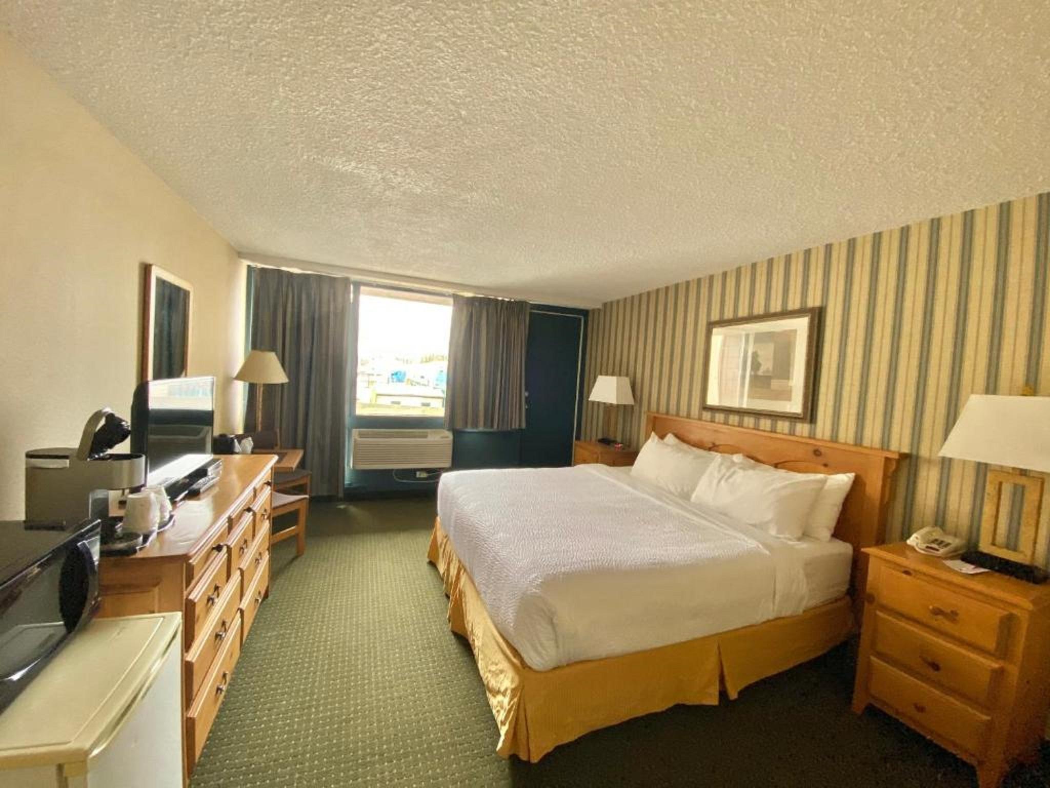 Ramada By Wyndham Whitecourt Hotel Buitenkant foto
