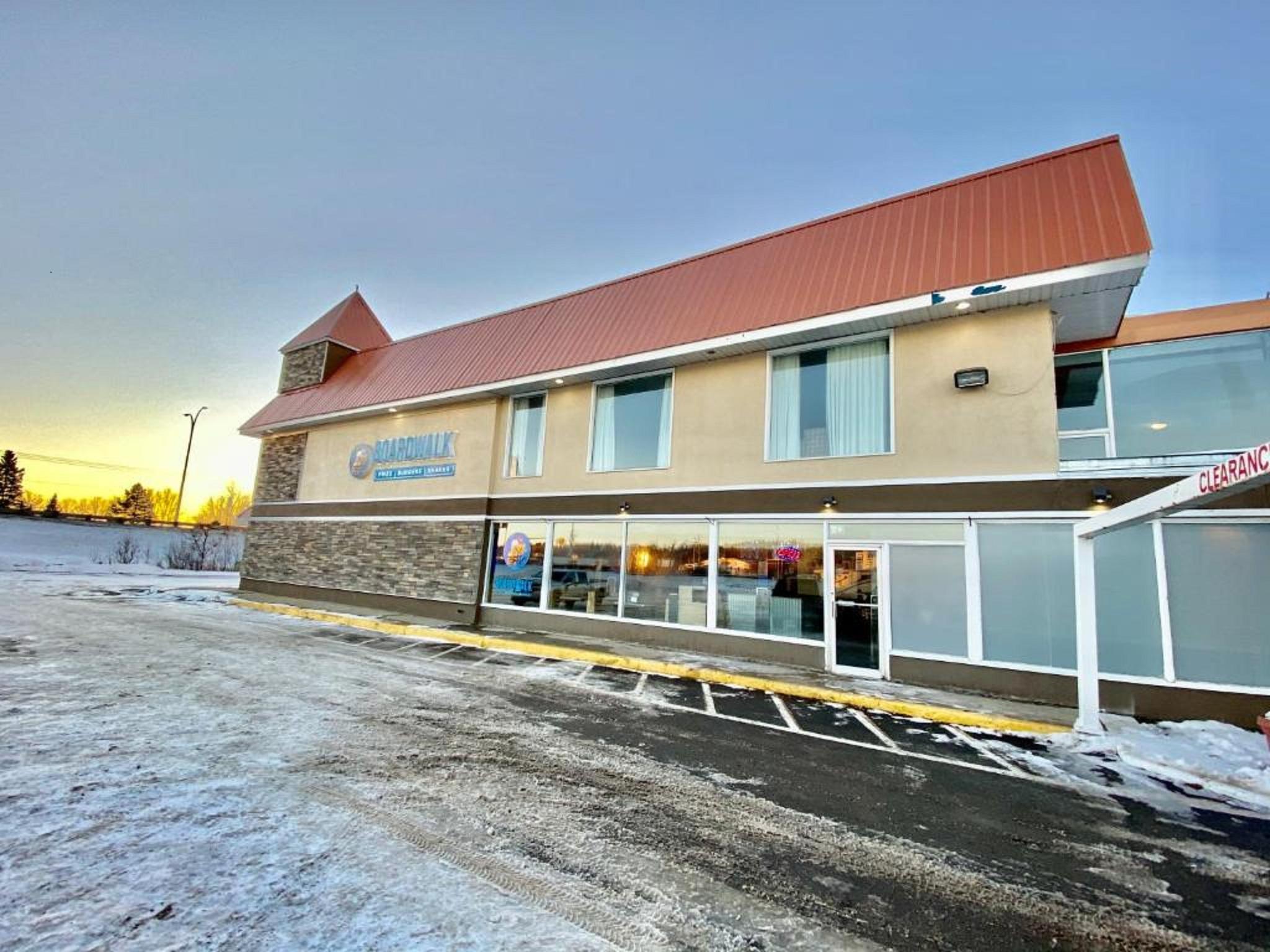 Ramada By Wyndham Whitecourt Hotel Buitenkant foto