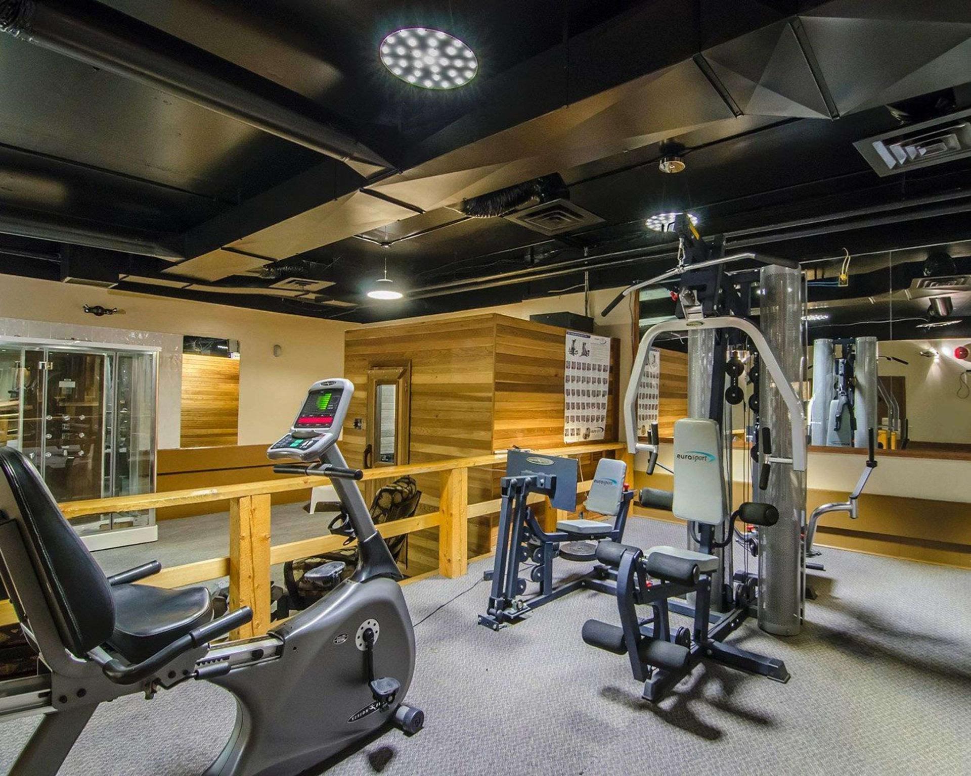 Ramada By Wyndham Whitecourt Hotel Buitenkant foto