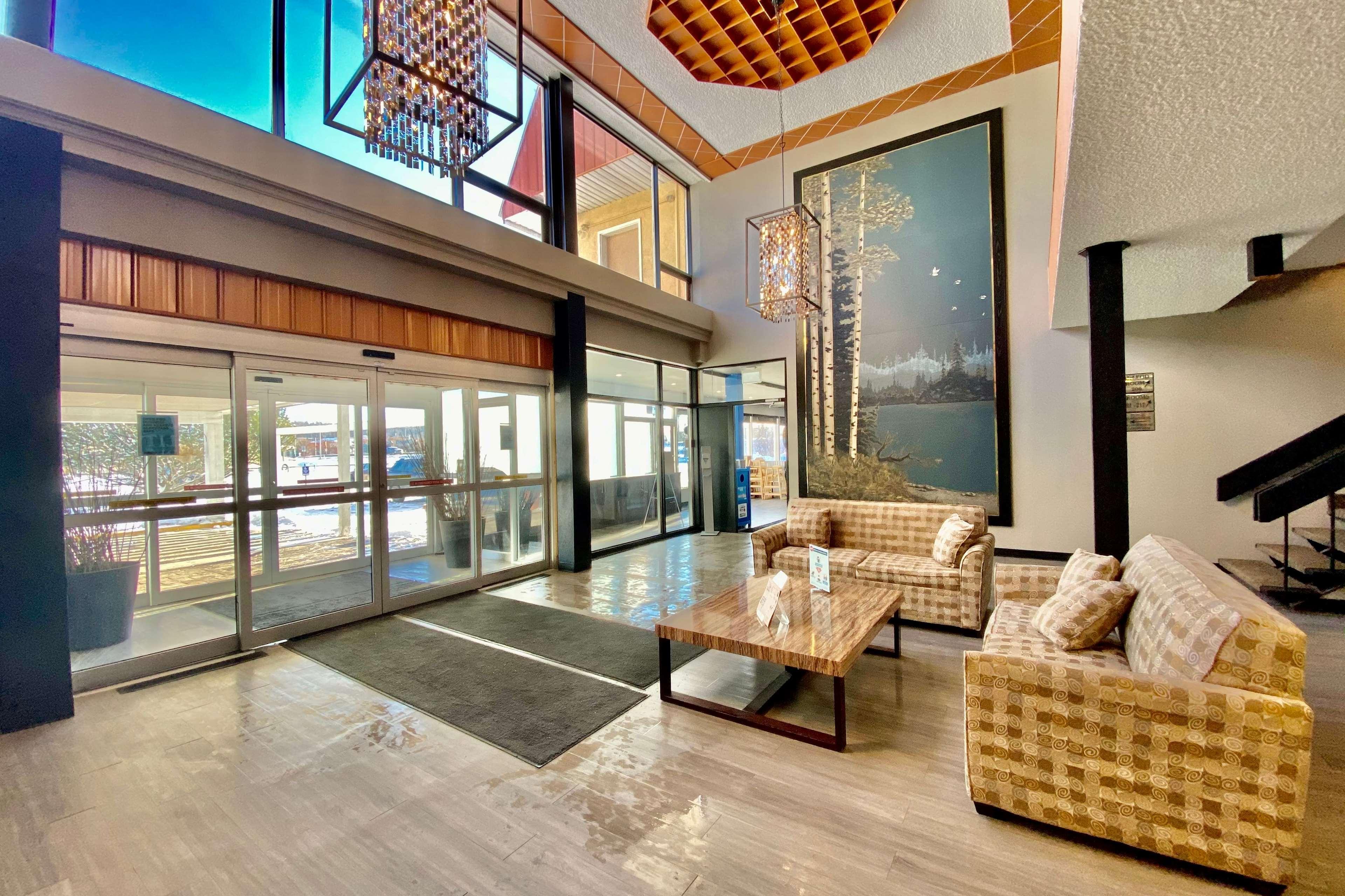 Ramada By Wyndham Whitecourt Hotel Buitenkant foto