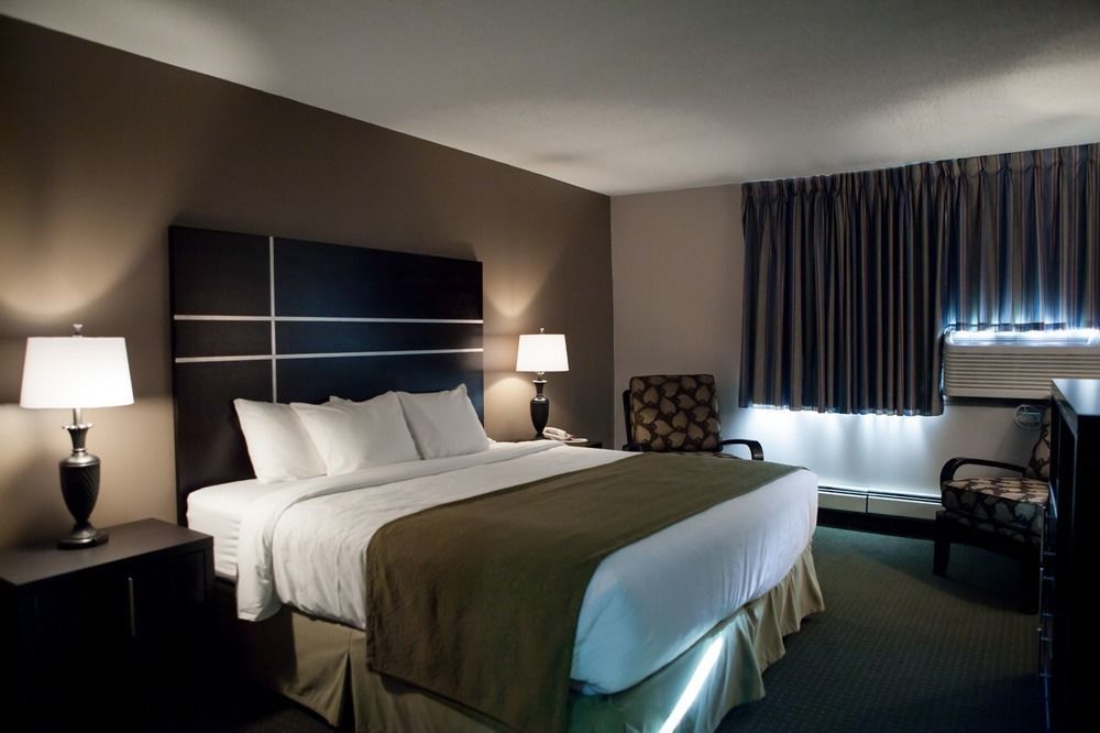 Ramada By Wyndham Whitecourt Hotel Buitenkant foto