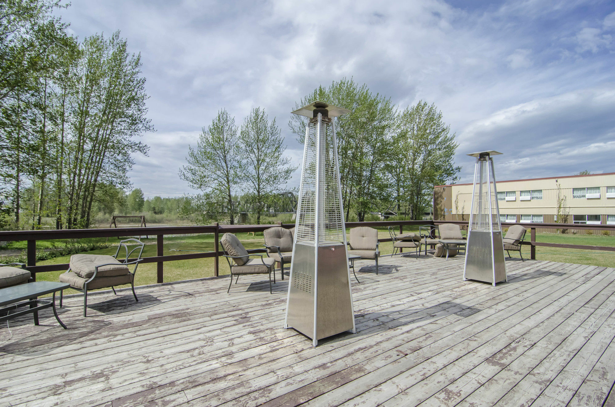 Ramada By Wyndham Whitecourt Hotel Buitenkant foto